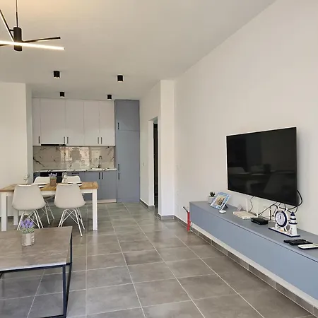 Apartment In Saranda Near The Beach ساراندا