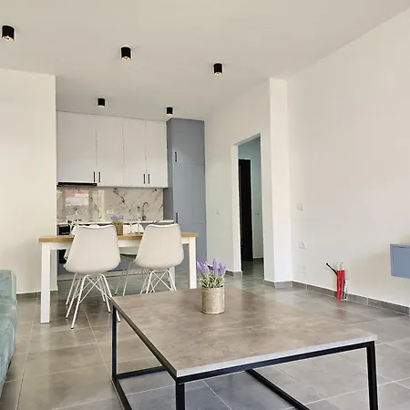 Apartment In Saranda Near The Beach ساراندا