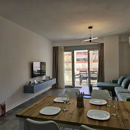 Apartment In Saranda Near The Beach شقة *